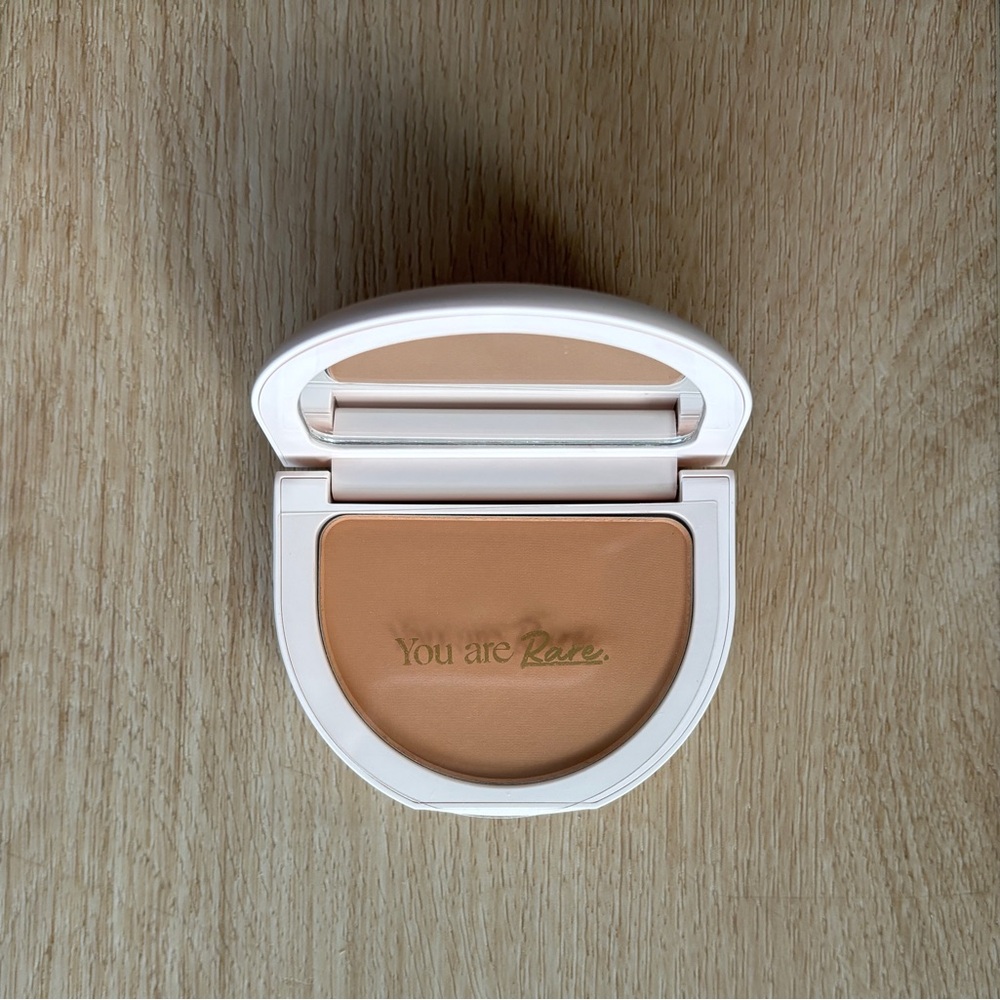 Rare Beauty - True to myself tinted pressed powder - BUFF